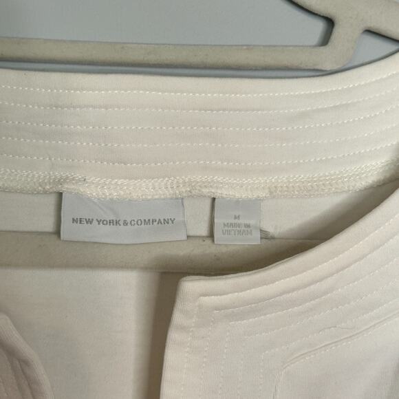 New York & Co Sleeveless Split Neck Casual Shift Dress Size Medium Ivory Basic - Picture 4 of 6